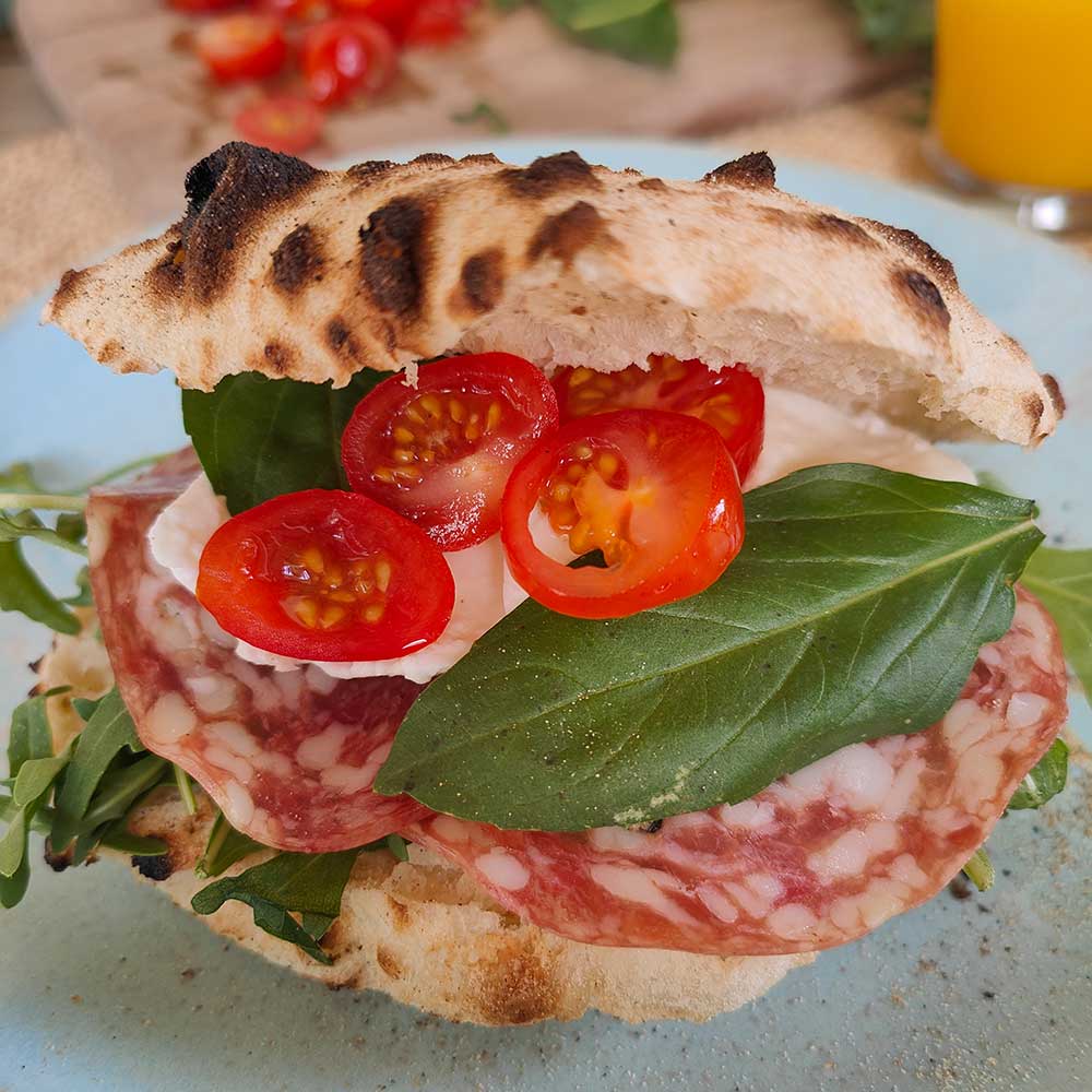 Frisch gebacken und noch heiß belegt, unsere beliebten Panouzzi - Pizza Catering Mallorca